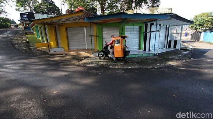 PPKM darurat, membuat objek wisata Grojogan Sewu tutup sementara. Para pedagang pun juga menutup kiosnya karena tak ada wisatawan yang berkunjung.