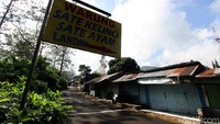 Kios-kios di objek wisata alam air terjun Grojogan Sewu, Tawangmangu, Jawa Tengah, tutup sementara.Suasana kios di Jalan Beji, Tawangmangu, tampak sepi.