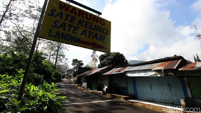 PPKM Darurat, Deretan Kios di Grojogan Sewu Tutup PPKM darurat, membuat objek wisata Grojogan Sewu tutup sementara. Para pedagang pun juga menutup kiosnya karena tak ada wisatawan yang berkunjung.