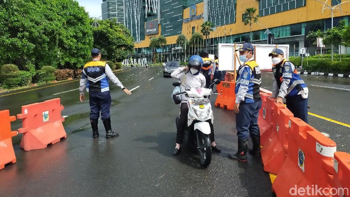 Penyekatan di pintu masuk Surabaya di check point Bundara Waru tetap di jaga ketat oleh petugas gabungan meski Weekend. Kendaraan yang mentas di Bundaran Waru pun lenggang.