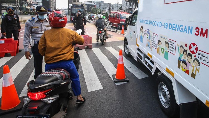 Petugas Dishub mengalihkan lalu lintas di Jalan Fatmawati yang ditutup di Jakarta, Sabtu (10/7/2021). Ditlantas Polda Metro Jaya kembali menambah dua titik penyekatan di wilayah Jakarta dan sekitarnya yaitu di Jalan Fatmawati dan Jalan Antasari. ANTARA FOTO/Rivan Awal Lingga/aww.