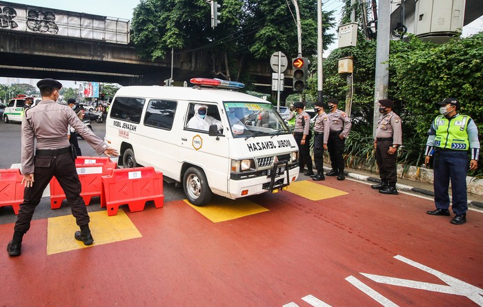 Petugas Dishub mengalihkan lalu lintas di Jalan Fatmawati yang ditutup di Jakarta, Sabtu (10/7/2021). Ditlantas Polda Metro Jaya kembali menambah dua titik penyekatan di wilayah Jakarta dan sekitarnya yaitu di Jalan Fatmawati dan Jalan Antasari. ANTARA FOTO/Rivan Awal Lingga/aww.
