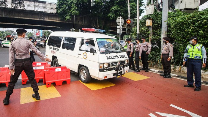 ppkm jalan fatmawati Petugas Dishub mengalihkan lalu lintas di Jalan Fatmawati yang ditutup di Jakarta, Sabtu (10/7/2021). Ditlantas Polda Metro Jaya kembali menambah dua titik penyekatan di wilayah Jakarta dan sekitarnya yaitu di Jalan Fatmawati dan Jalan Antasari. ANTARA FOTO/Rivan Awal Lingga/aww.