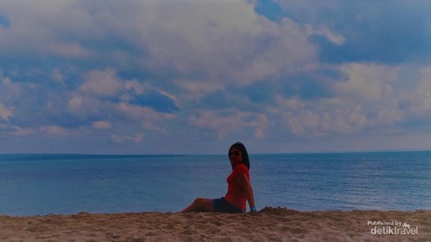 Langit telah berubah dari jingga menjadi 100 corak merah jambu menjadi biru tua tua, dan di sini aku masih mencintaimu