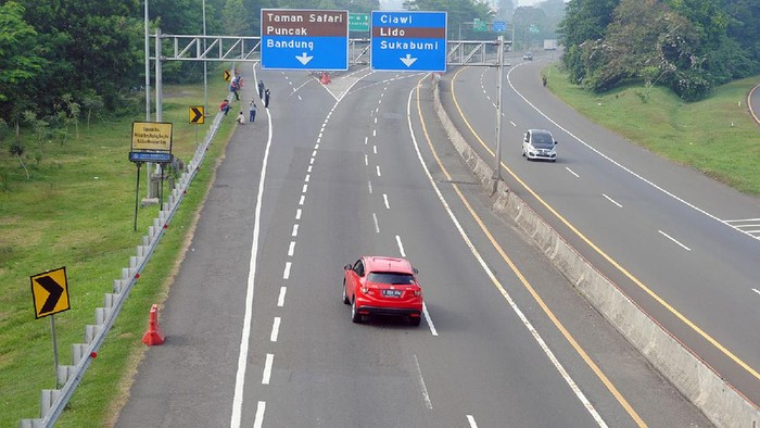 Pengendara motor melintas di Simpang Gadog, Kabupaten Bogor, Jawa Barat, Sabtu (10/7/2021). Danrem 061/Suryakencana Brigjen TNI Achmad Fauzi mengatakan kondisi jalur wisata Puncak, Bogor saat ini terjadi penurunan arus kendaraan mencapai 80 persen di masa PPKM Darurat dan bagi masyarakat yang ingin berwisata akan diputar balik karena tidak ada tempat wisata yang buka di kawasan Puncak. ANTARA FOTO/Arif Firmansyah/aww.