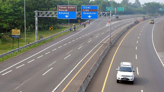 Pengendara motor melintas di Simpang Gadog, Kabupaten Bogor, Jawa Barat, Sabtu (10/7/2021). Danrem 061/Suryakencana Brigjen TNI Achmad Fauzi mengatakan kondisi jalur wisata Puncak, Bogor saat ini terjadi penurunan arus kendaraan mencapai 80 persen di masa PPKM Darurat dan bagi masyarakat yang ingin berwisata akan diputar balik karena tidak ada tempat wisata yang buka di kawasan Puncak. ANTARA FOTO/Arif Firmansyah/aww.