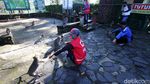 Ada PPKM Relawan Beri Makan Kera di Taman Wisata Grojogan Sewu