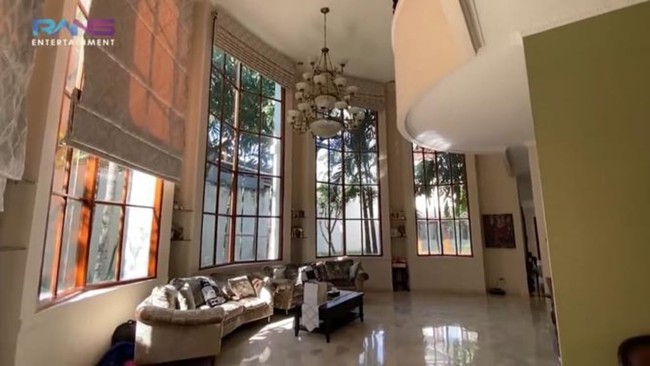 Memiliki rumah besar dan mewah, Ruben Onsu pernah merasa tidak nyaman tinggal di kediamannya sendiri. Hal itu karena sejumlah aktivitas ganjil yang terjadi. Suami Sarwendah ini bercerita listrik tiba-tiba padam saat dini hari. Anaknya juga hampir diserang sosok hitam besar. Foto: YouTube