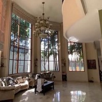 Memiliki rumah besar dan mewah, Ruben Onsu pernah merasa tidak nyaman tinggal di kediamannya sendiri. Hal itu karena sejumlah aktivitas ganjil yang terjadi. Suami Sarwendah ini bercerita listrik tiba-tiba padam saat dini hari. Anaknya juga hampir diserang sosok hitam besar. Foto: YouTube