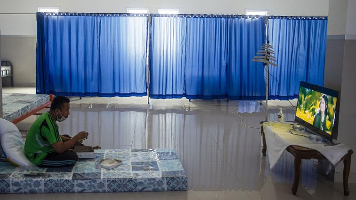 RUMAH SAKIT DARURAT PANGKALAN MARINIR JAKARTA Seorang tenaga kesehatan berjalan di ruang isolasi di Rumah Sakit Darurat Pangkalan Marinir Jakarta, Sabtu (10/7/2021). Rumah sakit darurat yang telah beroperasi sekitar tiga minggu tersebut mampu menampung sekitar 500 orang pasien dari militer maupun umum yang terpapar COVID-19 dengan gejala ringan yang merupakan rujukan dari RSAL Mintohardjo Jakarta akibat tingginya tingkat penularan COVID-19. ANTARA FOTO/M Risyal Hidayat/aww.