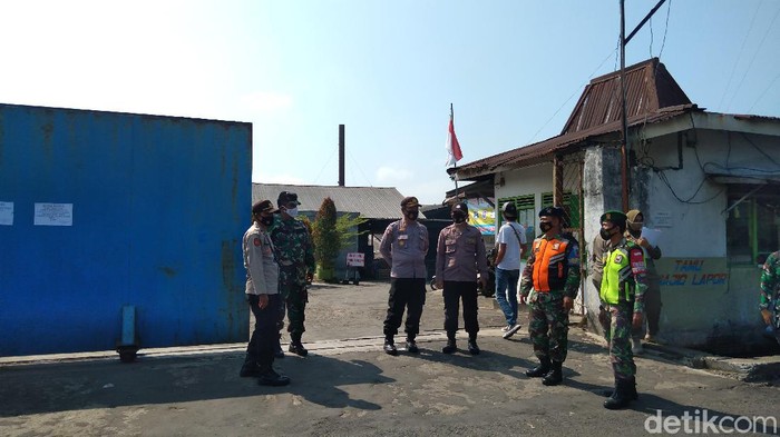 Salah satu pabrik produsen wig di Purbalingga terciduk beroperasi saat gerakan Purbalingga 3 Hari di Rumah Saja, Sabtu (10/7/2021)