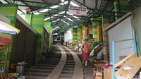 Dia mengatakan banyak warganya yang semula seharian berjualan dan tukang ojek di kawasan wisata Sunan Muria sementara waktu beralih profesi. Mereka memilih bertani hingga ada yang berjualan online.  Foto: Dian Utoro Aji