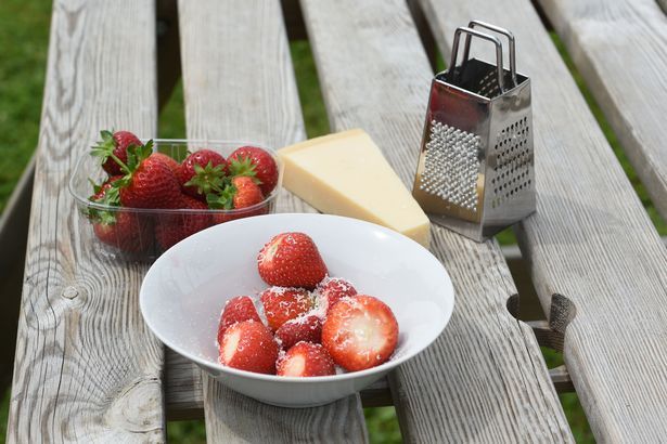 Stroberi Pakai Keju Parmesan