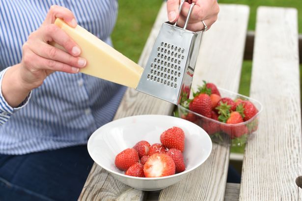 Stroberi Pakai Keju Parmesan