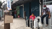 Biasanya depot isi ulang oksigen sudah buka pukul 07.00 WIB namun kali ini mengalami keterlambatan, pukul 11.00 WIB baru buka lantaran stok oksigen baru tiba dari distributor. Foto: Siti Fatimah