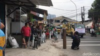 Pihak pengelola memberlakukan beberapa sesi pengisian tabung gas oksigen. Foto: Siti Fatimah