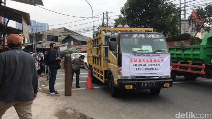 Suplai oksigen masih langka, antreannya mengular hingga harus menunggu berjam-jam.