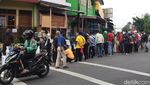 Duh! Antrean Isi Ulang Oksigen Tumpah Ruah, Jaga Jarak Diabaikan