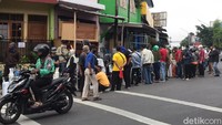 Tak berselang lama, antrean panjang terjadi hingga menutupi jalan beberapa toko dari depot pengisian ulang. Foto: Siti Fatimah