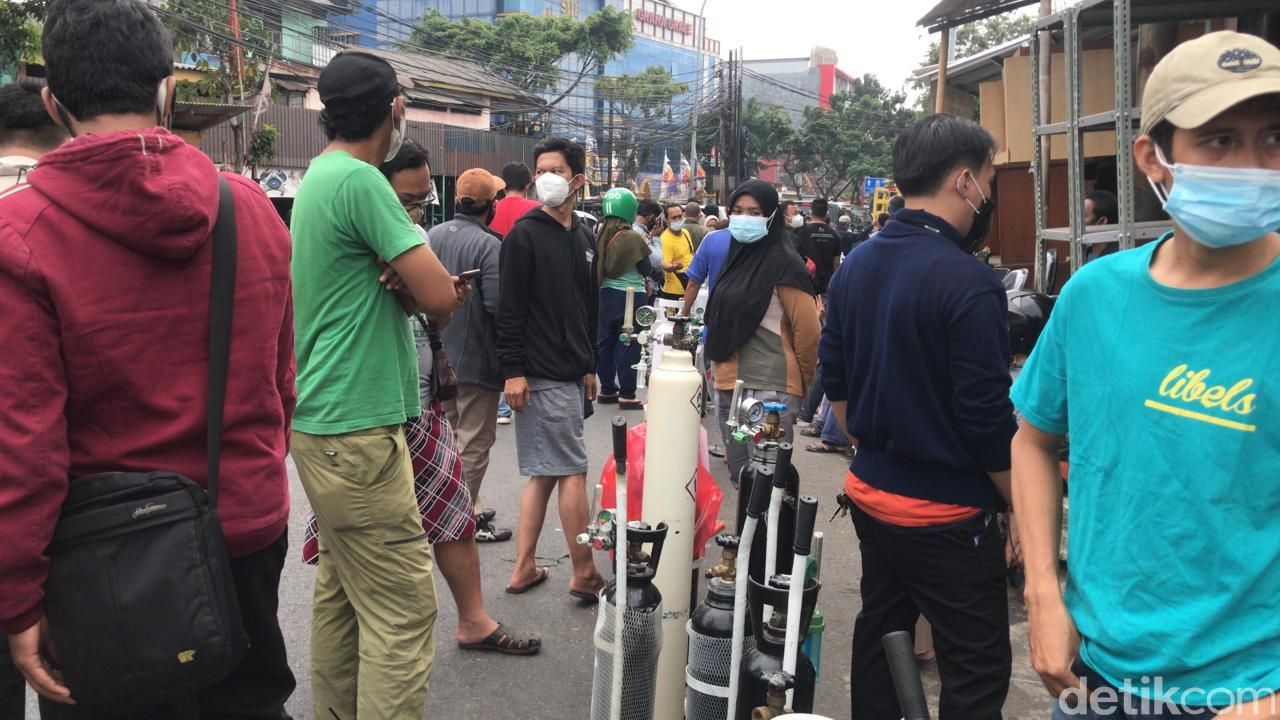 Suplai oksigen masih langka, antreannya mengular hingga harus menunggu berjam-jam.