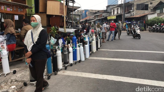 Suplai Oksigen Masih Langka Suplai oksigen masih langka, antreannya mengular hingga harus menunggu berjam-jam.