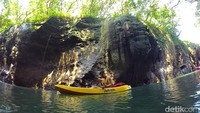 Kano di Sungai Cijulang, Batu Lumpang Pangandaran memungkinkan ditumpangi oleh dua orang, meski idealnya hanya satu orang.