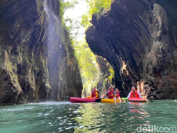 Susur sungai dan gua Batu Lumpang Pangandaran