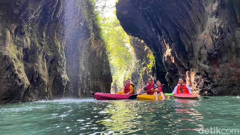 Susur sungai dan gua Batu Lumpang Pangandaran Susur sungai dan gua Batu Lumpang Pangandaran