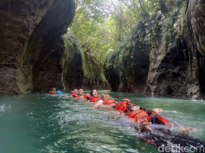 Susur sungai dan gua Batu Lumpang Pangandaran