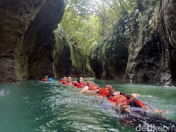 Sungai Cijulang ini adalah sungai yang mengalir ke Green Canyon atau Cukang Taneuh. Jadi Batu Lumpang ini adalah hulu sungainya dan tak kalah indah dan jernih. Sungai Cijulang ini adalah sungai yang mengalir ke Green Canyon atau Cukang Taneuh. Jadi Batu Lumpang ini adalah hulu sungainya dan tak kalah indah dan jernih.