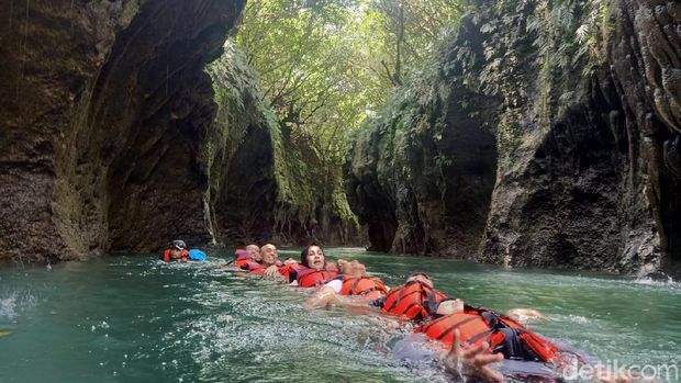 Susur sungai dan gua Batu Lumpang Pangandaran
