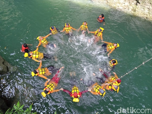 Banyak yang menyebut Sungai Cijulang, Batu Lumpang ini merupakan sungai purba, karena jenis batuan tebingnya yang eksotis dan air yang jernih. Banyak yang menyebut Sungai Cijulang, Batu Lumpang ini merupakan sungai purba, karena jenis batuan tebingnya yang eksotis dan air yang jernih.