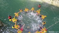 Banyak yang menyebut Sungai Cijulang, Batu Lumpang ini merupakan sungai purba, karena jenis batuan tebingnya yang eksotis dan air yang jernih.