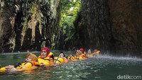 Wisata Batu Lumpang juga menawarkan wisata body rafting menyusuri aliran Sungai Cijulang yang indah.
