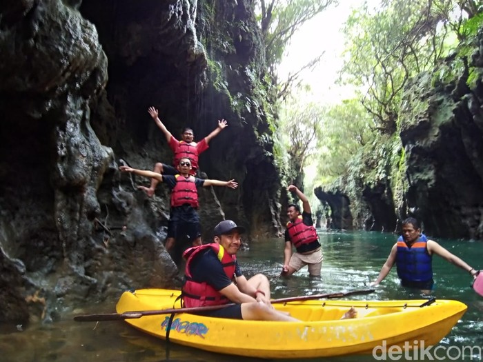Susur sungai dan gua Batu Lumpang Pangandaran