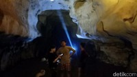 Disamping bisa mengeksplorasi keindahan sungai, di jalur susur wisatawan bisa juga menjelajah Gua Landak. Gua landak dalamnya sekitar 400 meter dan aman dikunjungi.
