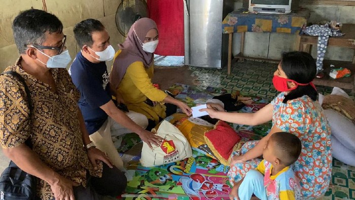 Tim Partai Gerindra Saat Memberikan Bantuan ke Pitri Yanti