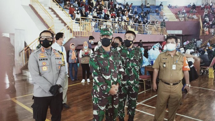TNI gelar vaksinasi massal.