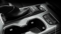 Di sisi lain, Toyota Crown S Elegance Style III tampil kontras dengan mengedepankan tampilan elegan. Grill-nya tampil lebih cerah, begitu juga velg 18 inch yang lebih cerah. Untuk S Elegance Style III, bumper depan difinishing dengan warna eksterior kendaraan. Foto: pool (Toyota/Paultan)