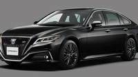 Hadir pula satu set alas lantai khusus disediakan dalam warna hitam. Skema warna untuk interior RS Limited II ini juga meluas ke remote kunci, di mana trim interior berpenampilan metal dicocokkan di bagian belakang remote kunci. Foto: pool (Toyota/Paultan)