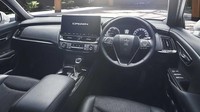 Interior RS Limited II mendapatkan sentuhan sporty yang serasi, dimulai dengan kulit asli hitam dan jahitan kontras silver untuk kursi depan, dipasangkan dengan konsol tengah dan beberapa bagian seperti sekitar ventilasi AC dan dasbor. Foto: pool (Toyota/Paultan)