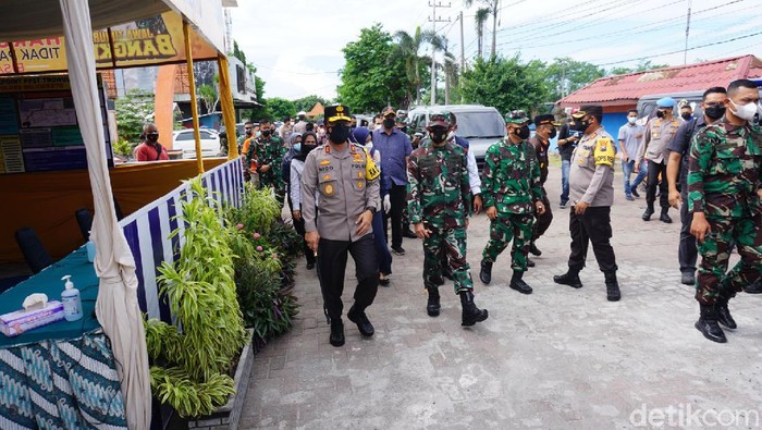 Vaksinasi COVID-19 di Jatim ditargetkan mencapai 300 ribu jiwa per hari. Pangdam V Brawijaya Mayjen TNI Suharyanto memperkirakan target vaksinasi untuk menciptakan kekebalan kelompok (herd immunity) bisa dicapai dalam 40 hari ke depan.