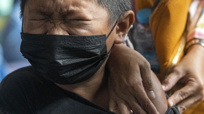 Petugas kesehatan menyiapkan vaksin COVID-19 yang akan disuntikkan kepada anak usia 12-18 tahun di RSUP Dr Mohammad Hoesin Palembang, Sumatera Selatan, Sabtu (10/7/2021). Dalam rangka Hari Anak Nasional, Dinas Kesehatan kota Palembang bekerja sama dengan Ikatan Dokter Anak Indonesia (IDAI) dan RSUP Dr Mohammad Hoesin Palembang menggelar vaksinasi massal COVID-19 terhadap anak usia 12-18 tahun dengan target 1.000 orang anak per hari. ANTARA FOTO/Nova Wahyudi/aww.