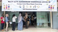 Mereka antre untuk mengikuti vaksinasi COVID-19 dalam rangka Hari Anak Nasional di RSUP Dr Mohammad Hoesin Palembang. Vaksinasi ini diselenggarakan oleh Dinas Kesehatan kota Palembang bekerja sama dengan Ikatan Dokter Anak Indonesia (IDAI) dan RSUP Dr Mohammad Hoesin Palembang.
