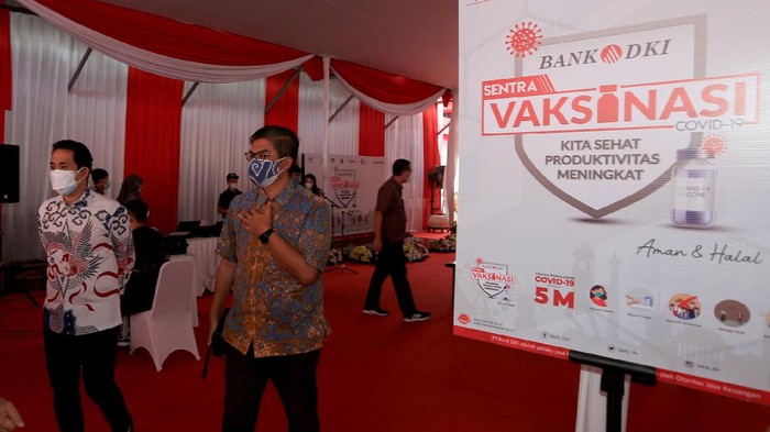 Anggota Komisi XI DPR RI Kamrussamad (kanan), Kepala OJK Regional 1 DKI Jakarta dan Banten Dhani Gunawan Idat (tengah) dan Plt Direktur Utama PT Bank DKI Romy Wijayanto (kiri) berbincang dengan tenaga medis saat menghadiri peresmian Sentra Vaksinasi Covid-19 di Bank DKI Kantor Layanan Juanda, Jakarta, Sabtu (10/07/2021).