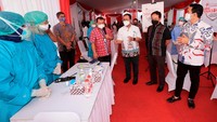 Anggota Komisi XI DPR RI Kamrussamad (kanan), Kepala OJK Regional 1 DKI Jakarta dan Banten Dhani Gunawan Idat (tengah) dan Plt Direktur Utama PT Bank DKI Romy Wijayanto (kiri) berbincang dengan tenaga medis saat menghadiri peresmian Sentra Vaksinasi Covid-19 di Bank DKI Kantor Layanan Juanda, Jakarta, Sabtu (10/07/2021).