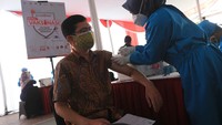 Pada acara Vaksin Karyawan Bank DKI Jakarta berserta OJK, Kamrussamad Menegaskan Bahwa Percepatan Vaksin sektor Perbankan harus segera diselesaikan, 300 ribu lebih Vaksin sudah dialokasikan ke Sektor Perbankan meliputi HIMBARA, Bank Swasta Nasional, BPD SE Indonesia agar Karyawan Perbankan yang berada di front liner dalam Pelayanan Nasabah memiliki kekebalan tubuh.
