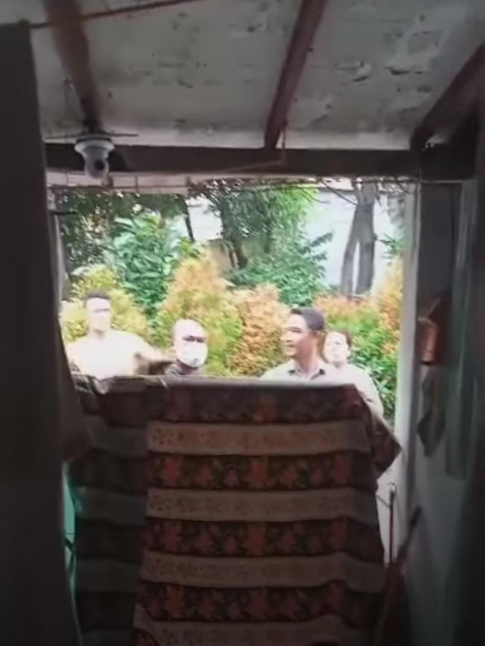 Viral warga Cilincing sedang isolasi mandiri diintimidasi tetangga (Screenshot video viral)