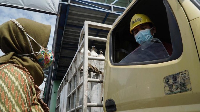 Wali Kota Mojokerta Saat Mengecek Oksigen di RS