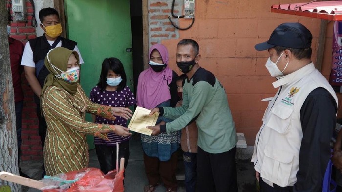 Wali Kota Mojokerto Saat Memberikan Bantuan